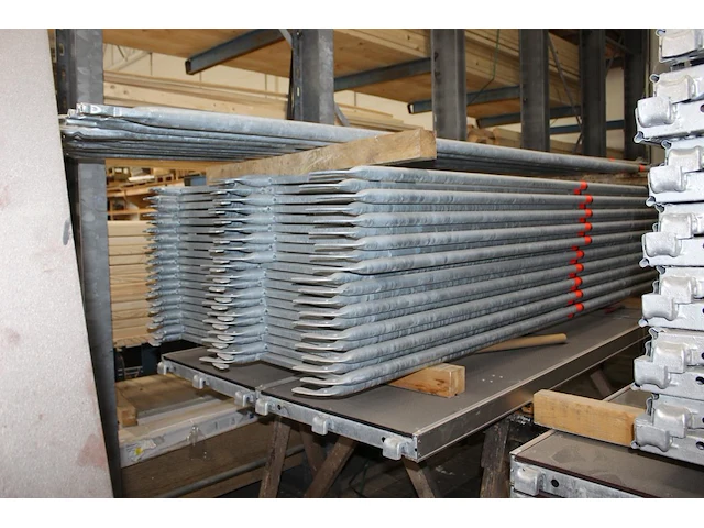 Steigermateriaal layher op zes stapels, twee pallets en in twee draadmanden. let op! exclusief draadmanden. - afbeelding 5 van  8