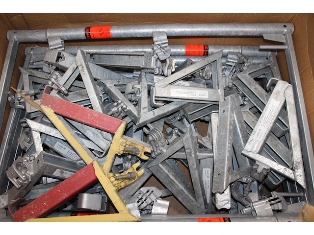 Steigermateriaal layher op zes stapels, twee pallets en in twee draadmanden. let op! exclusief draadmanden. - afbeelding 6 van  8