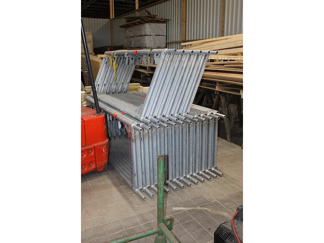 Steigermateriaal layher op zes stapels, twee pallets en in twee draadmanden. let op! exclusief draadmanden. - afbeelding 7 van  8
