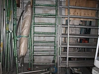 Steigermaterialen waaronder zijdelen, schoren, diagonalen, loopplanken en wielen. - afbeelding 1 van  4