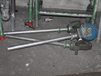 Steigermaterialen waaronder zijdelen, schoren, diagonalen, loopplanken en wielen. - afbeelding 2 van  4