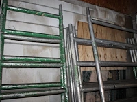 Steigermaterialen waaronder zijdelen, schoren, diagonalen, loopplanken en wielen. - afbeelding 4 van  4