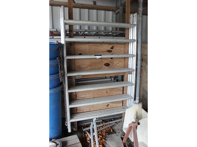 Steigermaterialen w.o. zijdelen, scoren, diagonalen, stutten, wielen en valbeveiliging aan en in wandrek. - afbeelding 2 van  3
