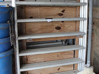 Steigermaterialen w.o. zijdelen, scoren, diagonalen, stutten, wielen en valbeveiliging aan en in wandrek. - afbeelding 2 van  3