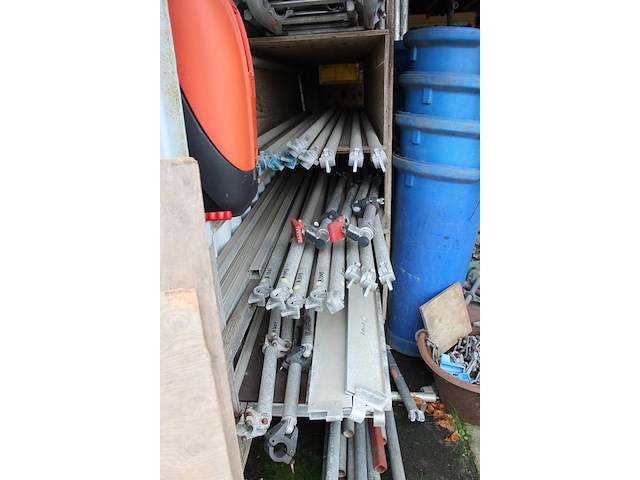 Steigermaterialen w.o. zijdelen, scoren, diagonalen, stutten, wielen en valbeveiliging aan en in wandrek. - afbeelding 3 van  3