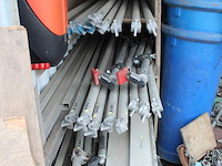 Steigermaterialen w.o. zijdelen, scoren, diagonalen, stutten, wielen en valbeveiliging aan en in wandrek. - afbeelding 3 van  3