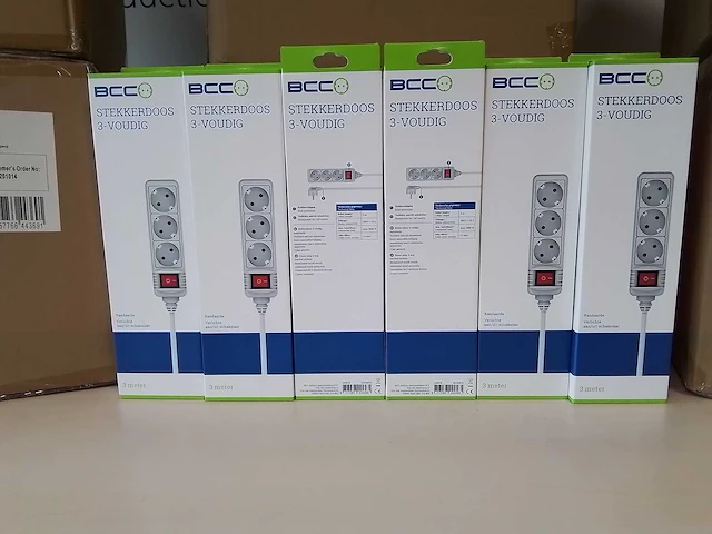 Stekkerdoos 3-voudig met schakelaar 3 m wit bcc pl (126 stuks) - afbeelding 2 van  3
