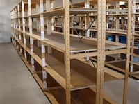 Stelling, hout - 18x staanders van 49x2,7x209cm & 80x liggers van 117x1,8x49cm