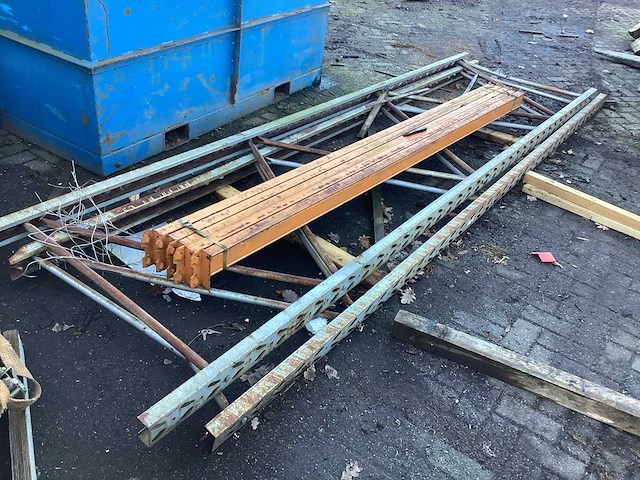 Stelling met liggers. - afbeelding 1 van  2