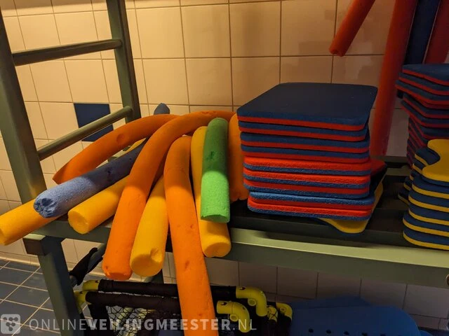 Stelling met partij zwemles attributen - afbeelding 9 van  12