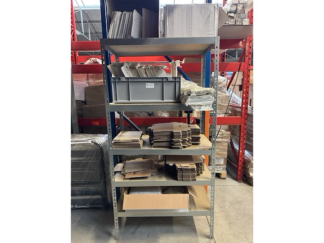 Stelling met verzendmateriaal, enveloppen en dozen - afbeelding 1 van  7