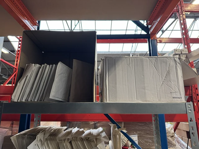 Stelling met verzendmateriaal, enveloppen en dozen - afbeelding 2 van  7