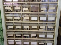 Stellingen en kasten met diverse elektronica inhoud - afbeelding 41 van  86