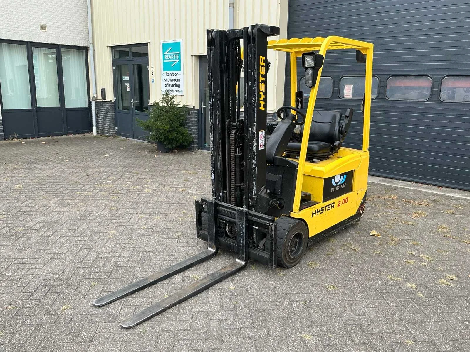 Stellingen, heftruck, beschermende kleding, systeemplafond i.v.m. bedrijfsbeëindiging.