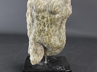 Stenen sculptuur vrouwen torso - afbeelding 1 van  5