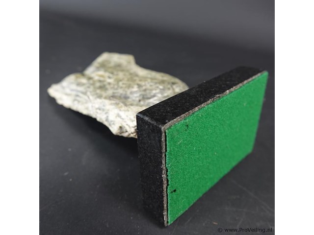 Stenen sculptuur vrouwen torso - afbeelding 5 van  5