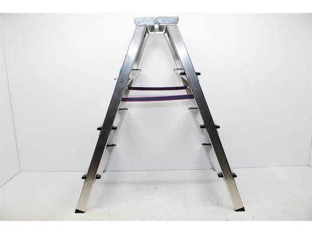 Stier trapladder met 2x4 treden, toegankelijk aan beide zijden - afbeelding 5 van  6