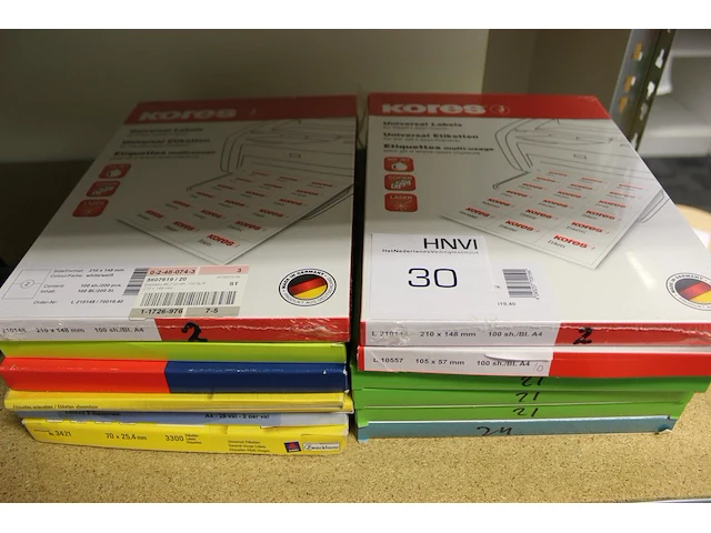 Stikkervellen in diverse maten en uitvoeringen op schap. deels aangebroken verpakkingen - afbeelding 1 van  2