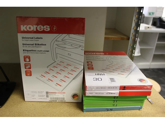 Stikkervellen in diverse maten en uitvoeringen op schap. deels aangebroken verpakkingen - afbeelding 2 van  2