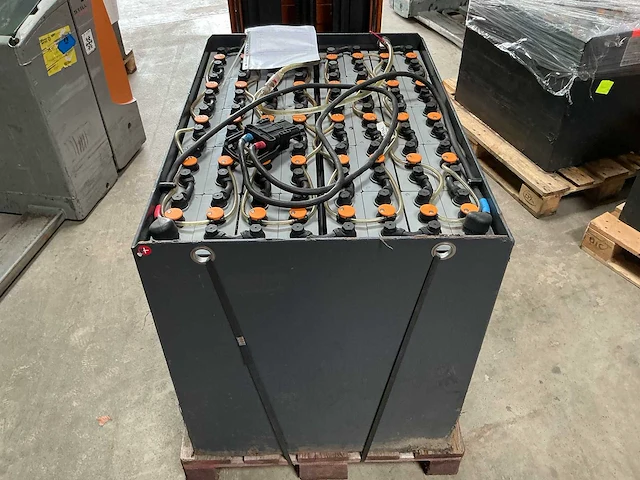 Still - 80v 4pzs 620a - acculaders - 2019 - afbeelding 3 van  7