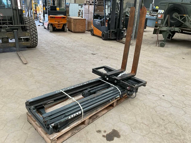 Still r20/18/20 heftruck mast met lepels - afbeelding 1 van  6
