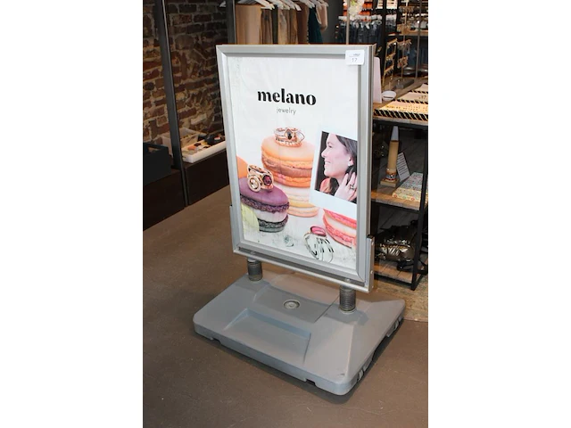 Stoepbord met afmeting 67 x 94 cm. - afbeelding 2 van  2