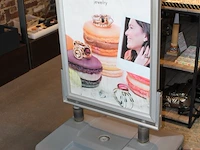 Stoepbord met afmeting 67 x 94 cm. - afbeelding 2 van  2