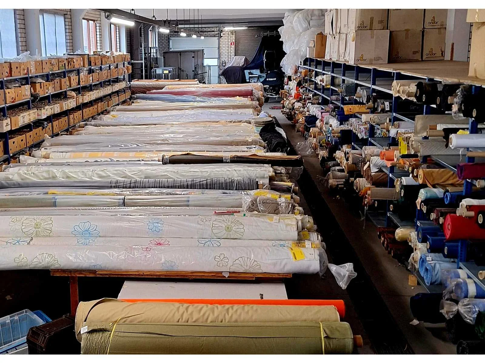 Stoffen, fournituren en textielmachines wegens magazijnopruiming