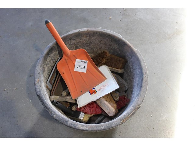 Stoffers en blikken in cementkuip. - afbeelding 1 van  1