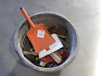 Stoffers en blikken in cementkuip. - afbeelding 1 van  1