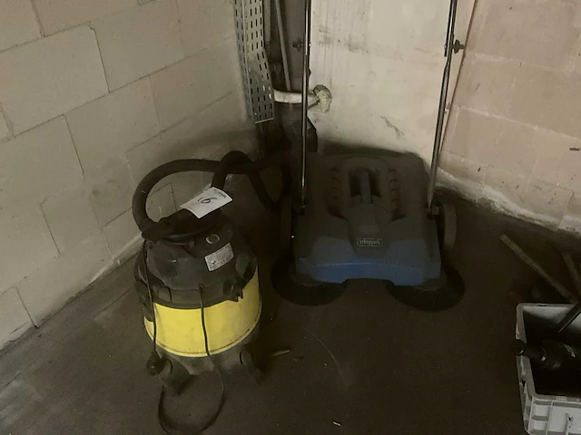 Stofzuiger en veegmachine - afbeelding 1 van  4