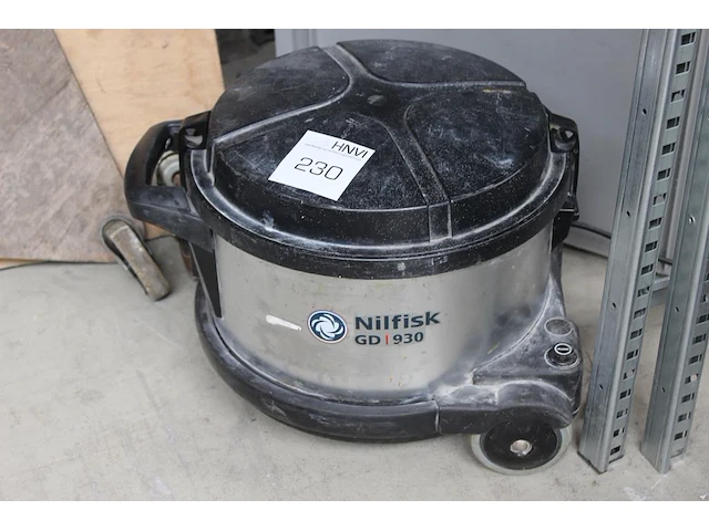 Stofzuiger nilfisk gd930 in kunststof krat. - afbeelding 2 van  2