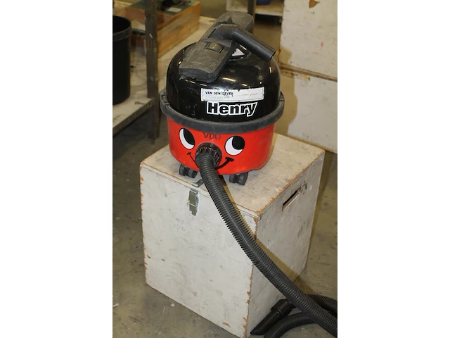 Stofzuiger numatic henry in houten kist 40 x 40 x 52 cm. - afbeelding 2 van  2