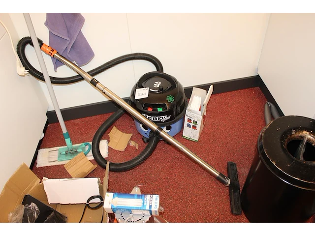 Stofzuiger numatic henry plus met enkele stofzuigerzakken. - afbeelding 1 van  2