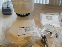 Stofzuigeronderdelen waaronder filters en zakken op schap. - afbeelding 2 van  3