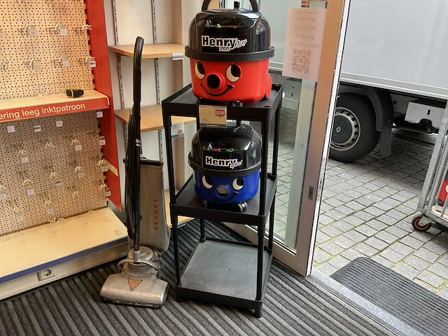 Stofzuigerrek met demo stofzuigers - afbeelding 1 van  7