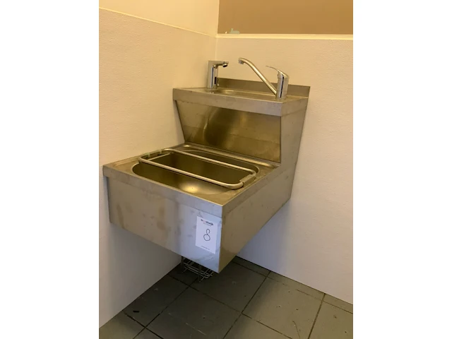 Stortbak met fontein - afbeelding 2 van  5