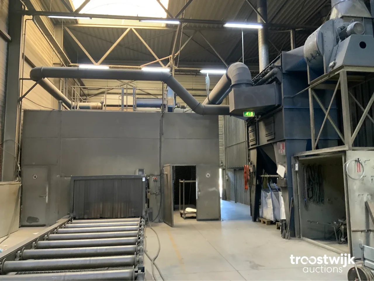 Straalmachines, bovenloopkranen, vorkheftrucks, filterafzuiginginstallaties en gereedschappen