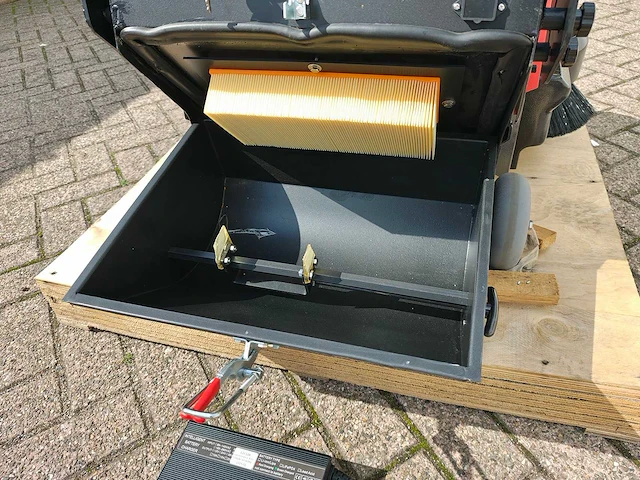 Straatveegmachine elektrisch met accu - afbeelding 4 van  15