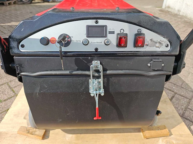 Straatveegmachine elektrisch met accu - afbeelding 13 van  15