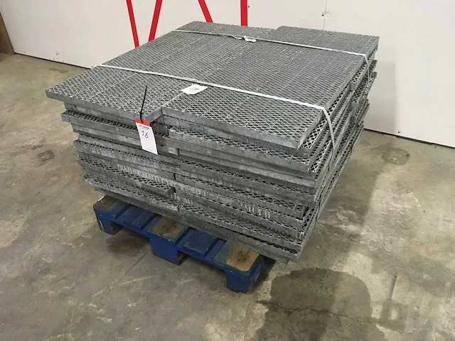 Stretched metal floor plates (34x) - afbeelding 1 van  4
