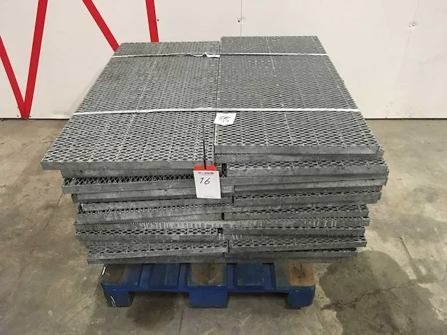 Stretched metal floor plates (34x) - afbeelding 2 van  4