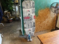 Strijkijzer philips easy spee plus met strijkplank voorzien van stroomkabel. - afbeelding 1 van  3