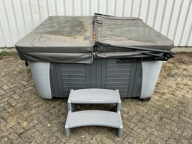 Strong spa’s jacuzzi - afbeelding 11 van  11