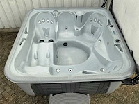 Strong spa’s jacuzzi - afbeelding 1 van  11