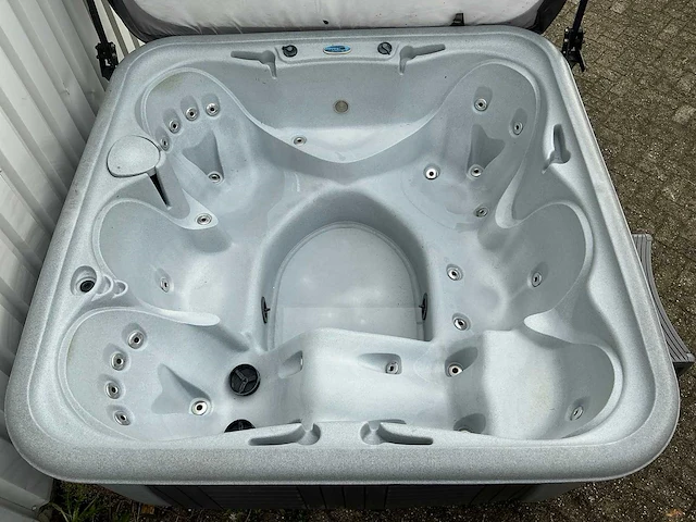 Strong spa’s jacuzzi - afbeelding 9 van  11
