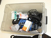 Studio flitsers en onderdelen in en om kunststof krat. - afbeelding 2 van  2