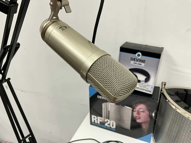 Studio-opname set met microfoons, arm, filter en koptelefoon - afbeelding 6 van  12