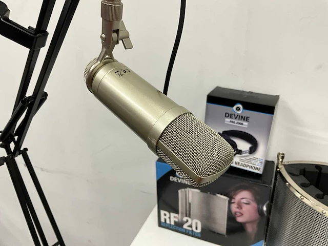 Studio-opname set met microfoons, arm, filter en koptelefoon - afbeelding 7 van  12