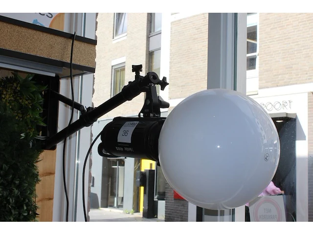 Studioflitser mettle q400 met diffuserbol aan verstelbare falcon eyes wb 1250 wall booms. - afbeelding 1 van  2